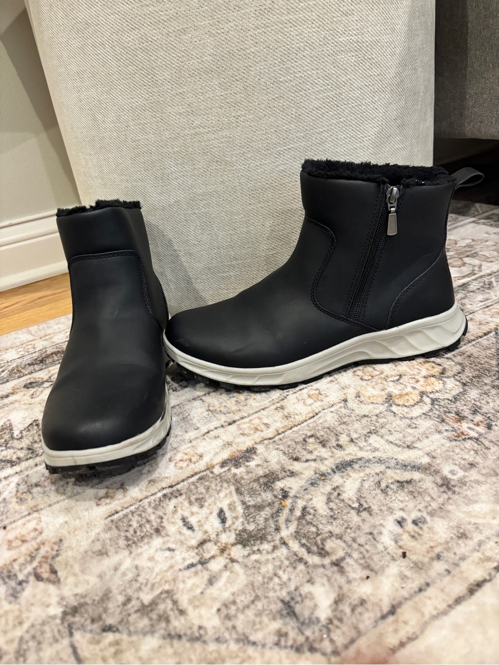 Khombu Black Ankle Winter Boots with White Sole